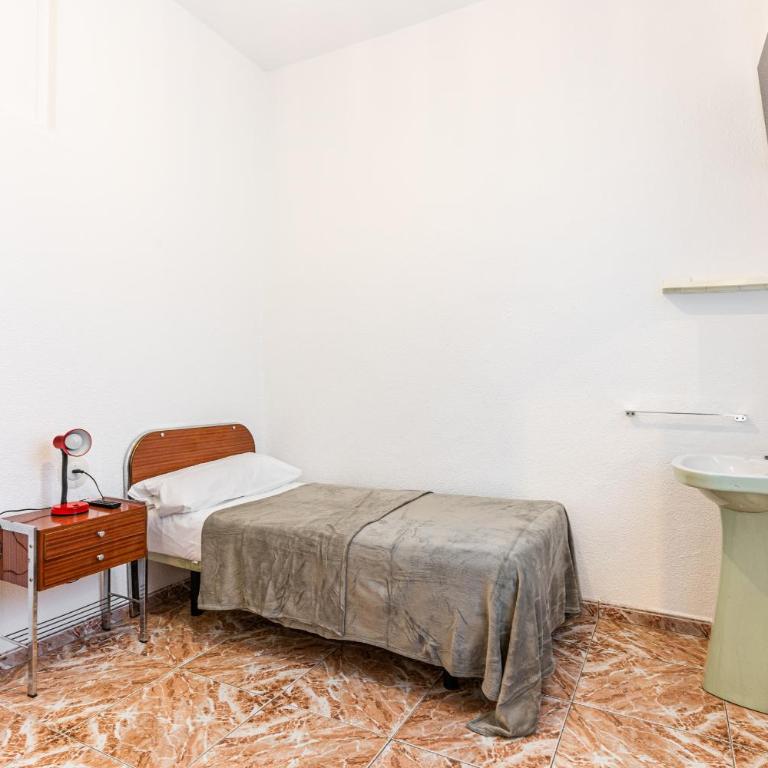 Hostal Marie Del Mar - Single Room with Private Bathroom - 11