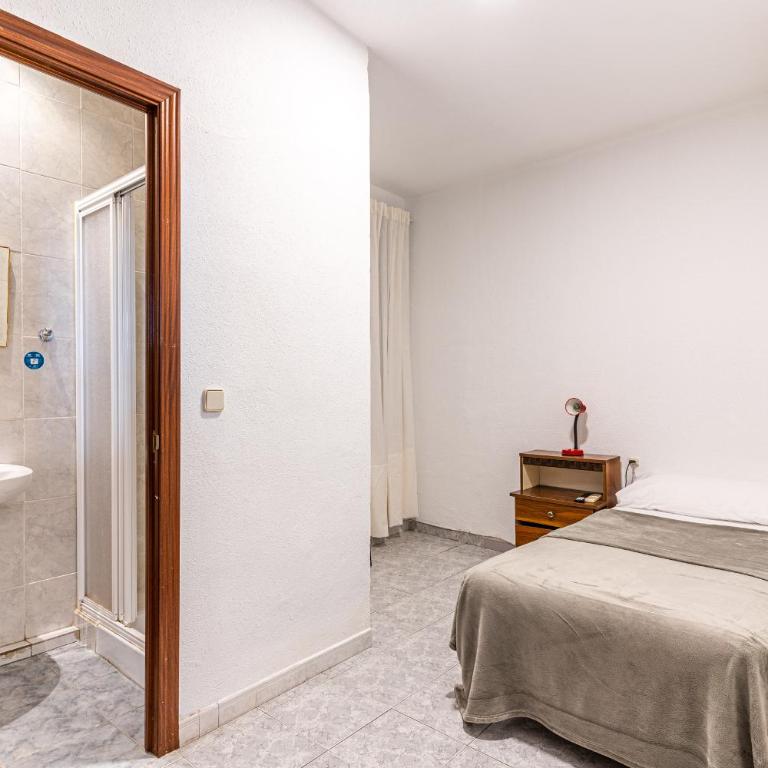 Hostal Marie Del Mar - Single Room with Private Bathroom - 12