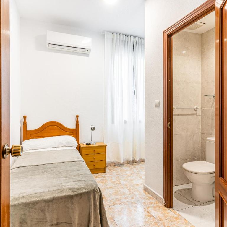 Hostal Marie Del Mar - Single Room with Private Bathroom - 13