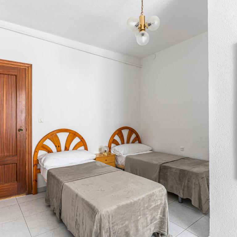 Hostal Marie Del Mar - Twin Room with Private Bathroom - 8