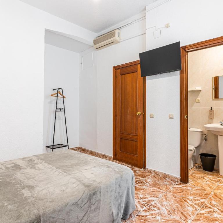 Hostal Marie Del Mar - Double Room with Private Bathroom - 11