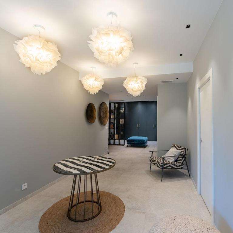 Appart Hotel 4 chambres - parking - piscine commune - Apartment - 27