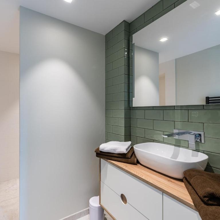 Appart Hotel 4 chambres - parking - piscine commune - Apartment - 40