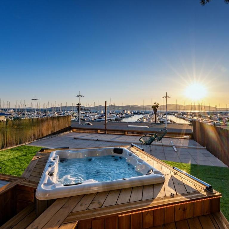 Appart Hotel 4 chambres - parking - piscine commune - Apartment - 12