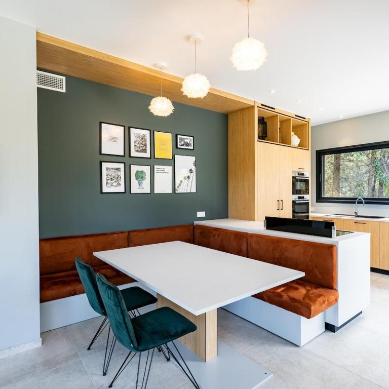 Appart Hotel 4 chambres - parking - piscine commune - Apartment - 22