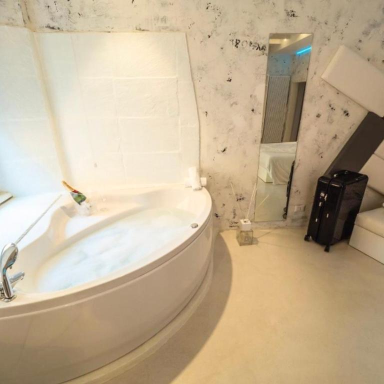 Design&Art Pie' - cozy & romantic moments in the heart of Rome - Suite con Vasca Idromassaggio (2 Adulti) - 2