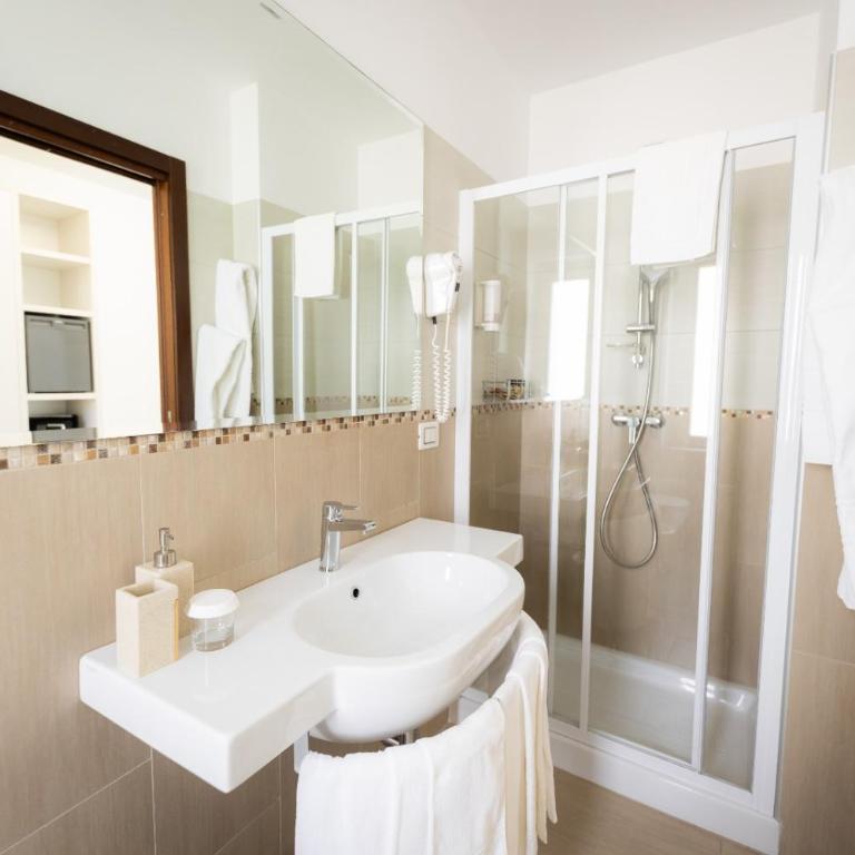 Hotel Vittoria - Deluxe Quadruple Room - 2