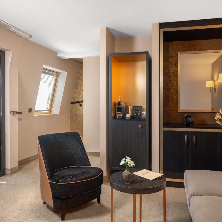 Niepce Paris, Curio Collection By Hilton - Junior Suite Queen - 7