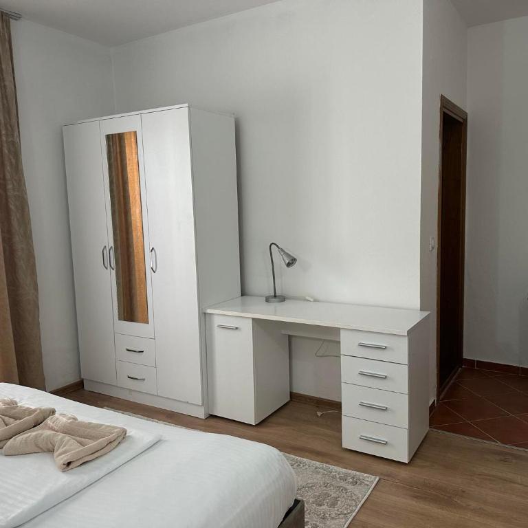 Rooms Ajllin - Dvokrevetna Soba sa Bračnim Krevetom i Terasom - 3