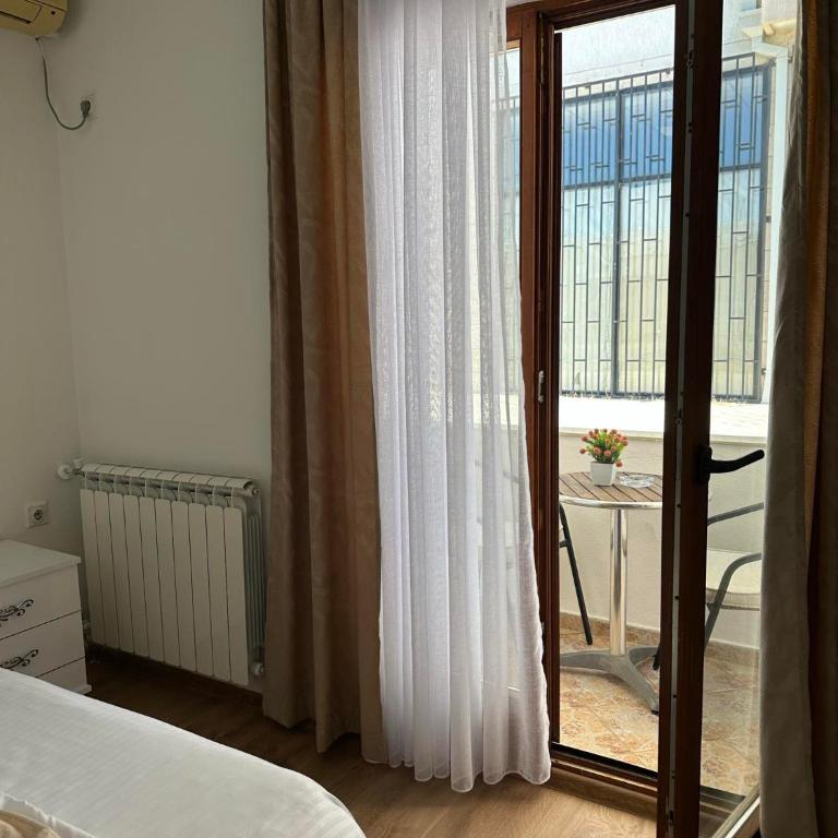 Rooms Ajllin - Dvokrevetna Soba sa Bračnim Krevetom i Terasom - 5