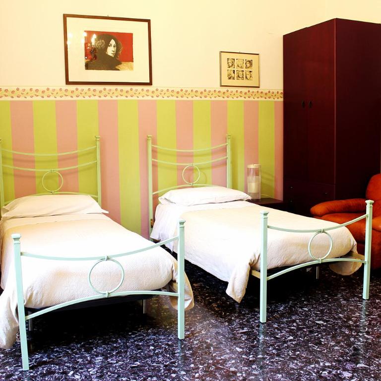 Casa Della Zia, Bologna by Short Holidays - Double or Twin Room with Private External Bathroom - 17