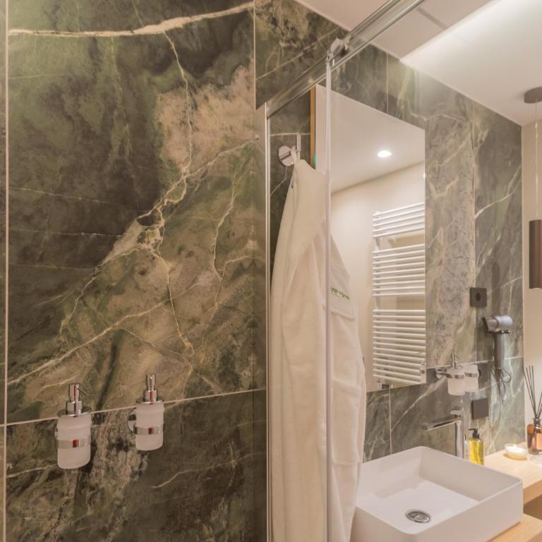 PureView Luxury Suites - AdultsOnly - Suite - 14
