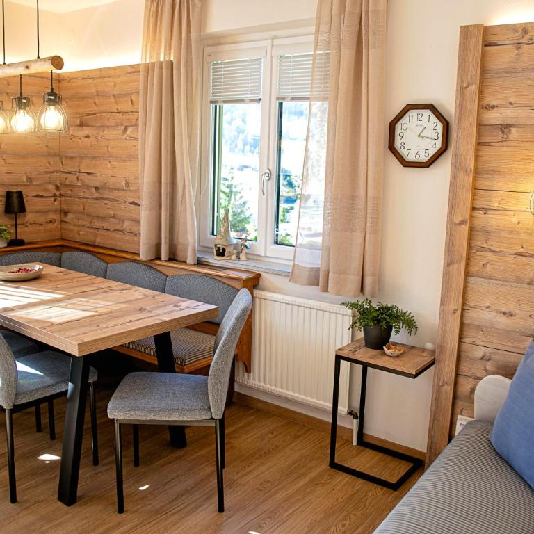 Ferienhaus Lechner am Waldrand mit Holzfasssauna & Außendusche, Bergblick und Naturgarten" - Apartment mit Balkon - 12