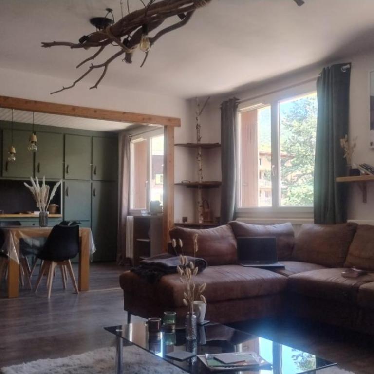 Spacious 3 bedrooms apartment - Three-Bedroom Apartment with Mountain View - 4