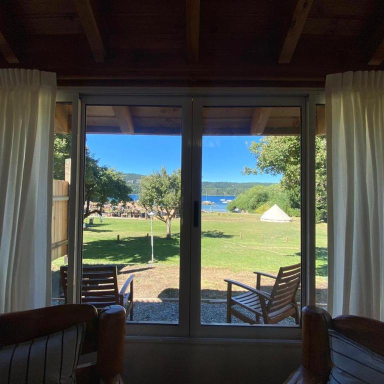 CABAÑAS CON COSTA DE LAGO en CIRSE - Two-Bedroom Chalet - 6