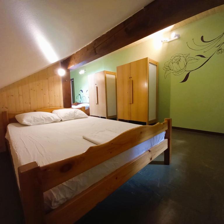 Auberge de jeunesse HI Valmeinier - Quadruple Room – Shared Bathroom - 1
