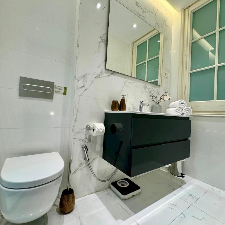 MODERN ELEGANCE by MyRentalHost - Three-Bedroom Apartment - 17
