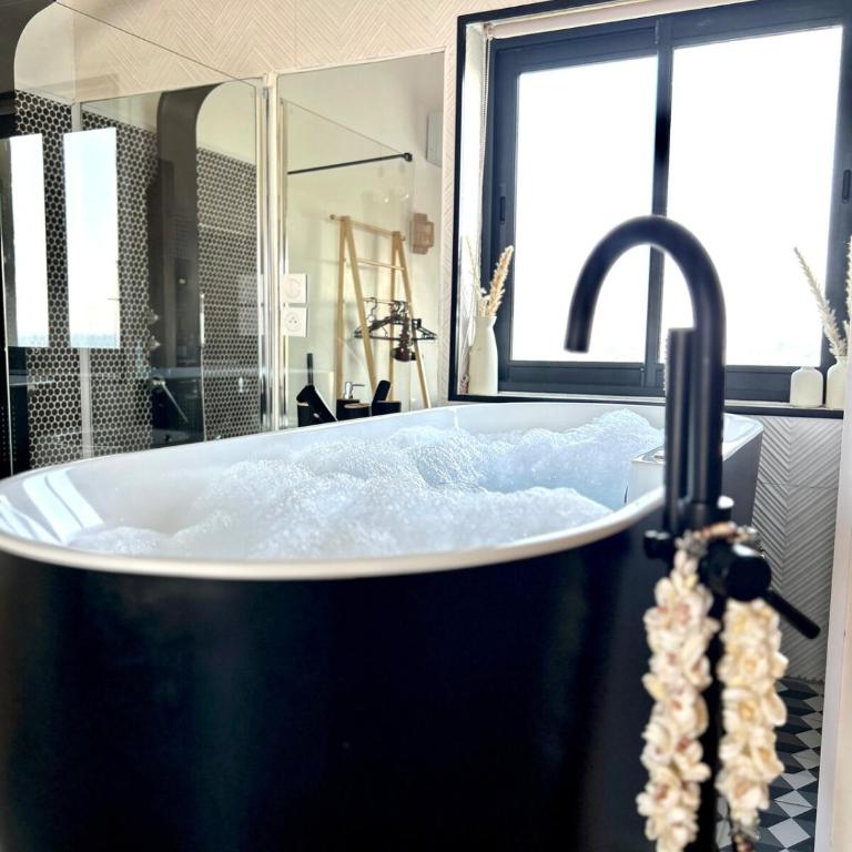 Cosy studio - Baignoire balnéo et Clim - Apartment mit 1 Schlafzimmer - 6