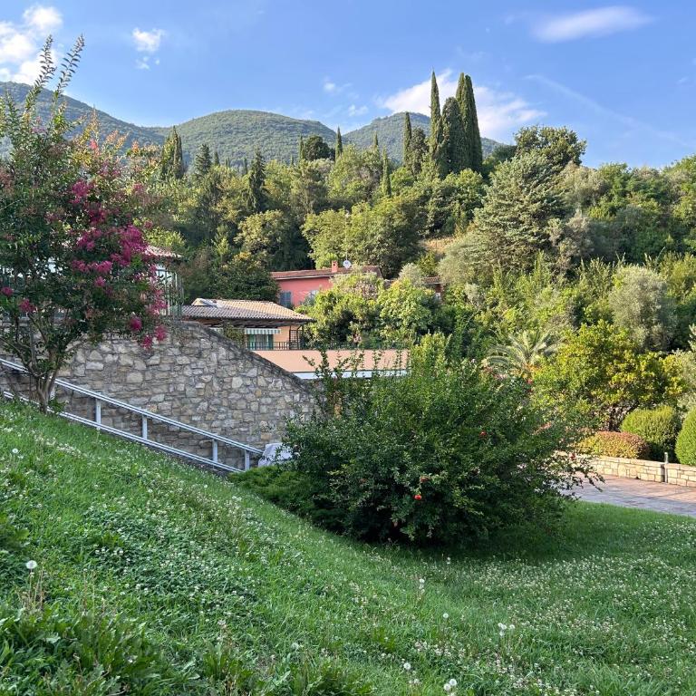 La Verbena a fianco del Vittoriale, vista piscina, 10 minuti a piedi dal lungo lago - Appartamento con 1 Camera da Letto - 35