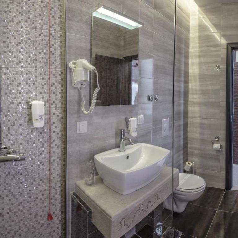 Theater Hotel Belgrade - Superior King Room - 4