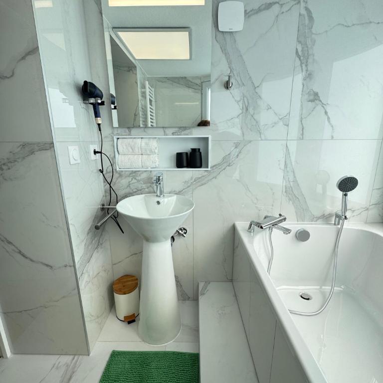 Hélios Plage - One-Bedroom Apartment with City View - 3