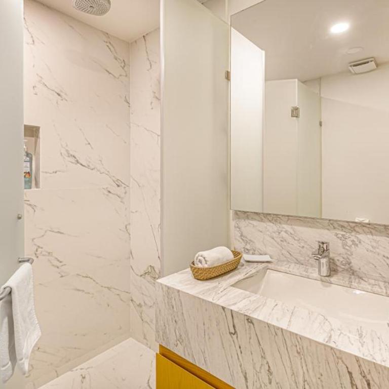Rooftop pool- family apartment- ocean view -close - Three-Bedroom Apartment with Water View - 14