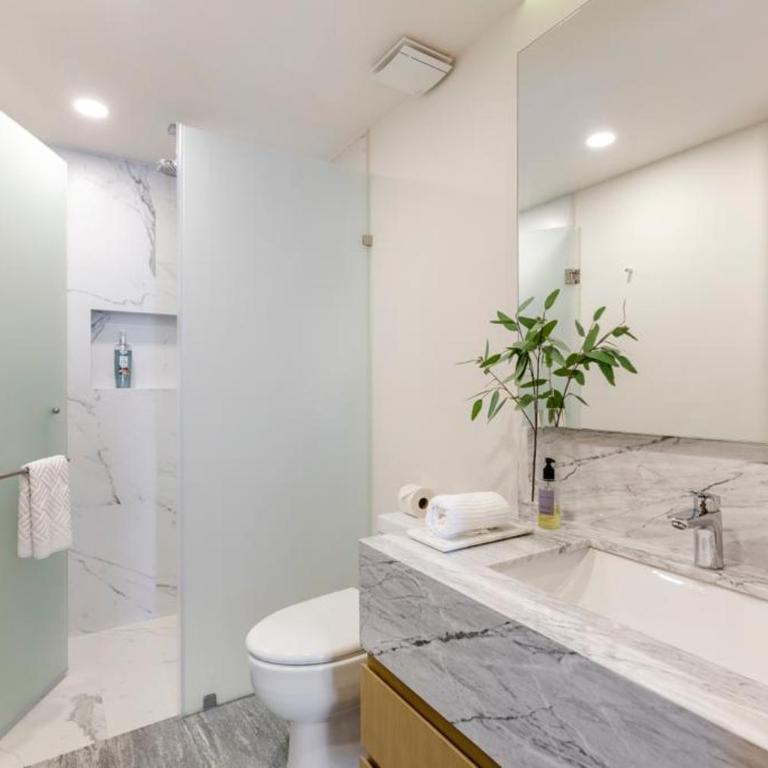 Rooftop pool- family apartment- ocean view -close - Three-Bedroom Apartment with Water View - 13