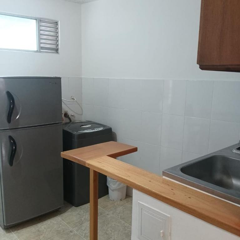 Apto cerca parque de los niños Hospital Universitario - One-Bedroom Apartment - 4