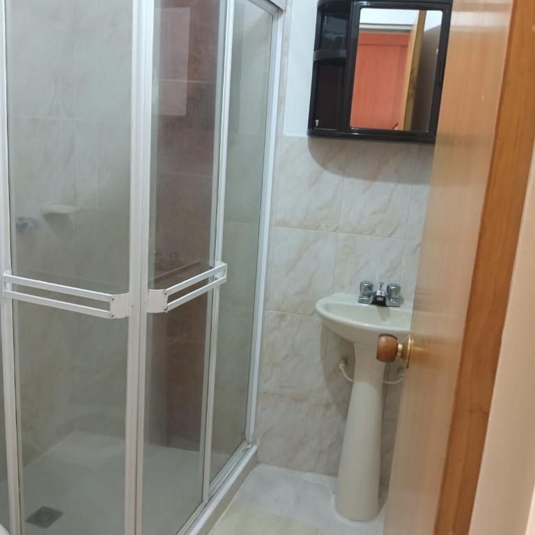 Apto cerca parque de los niños Hospital Universitario - One-Bedroom Apartment - 10