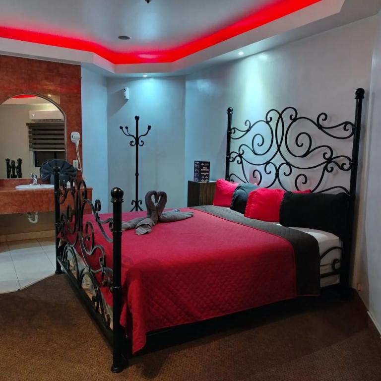 Lizvan Hotel-Motel - Queen Suite with Spa Bath - 2