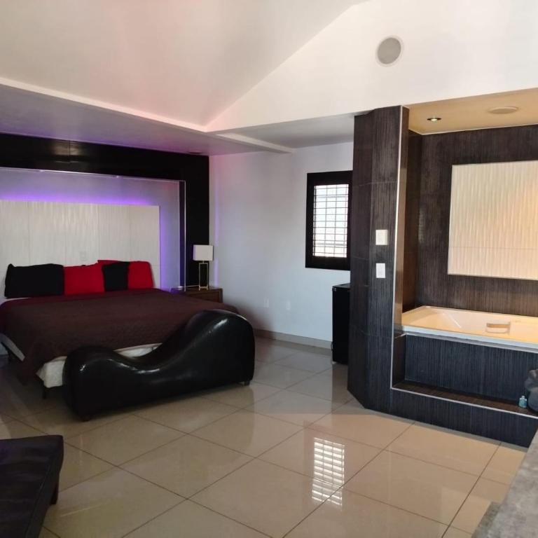 Lizvan Hotel-Motel - Queen Suite with Spa Bath - 4