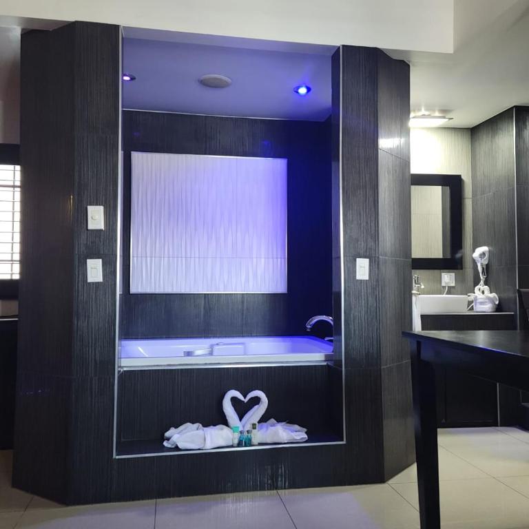 Lizvan Hotel-Motel - Queen Suite with Spa Bath - 6