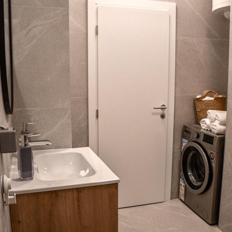 Apartman StarMo - 5 min walk to Old Bridge - Two-Bedroom Apartment with Balcony - 10