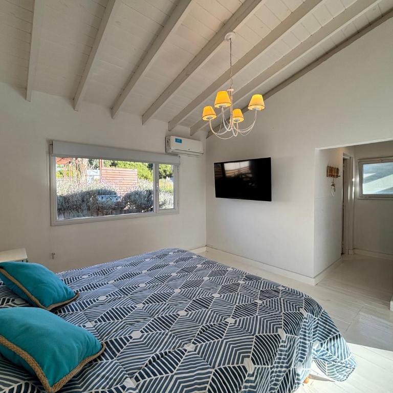 Casa luminosa con pileta y estilo mediterráneo en Costa Esmeralda - Casa de 3 dormitorios - 9