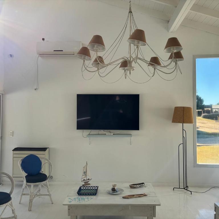 Casa luminosa con pileta y estilo mediterráneo en Costa Esmeralda - Casa de 3 dormitorios - 66