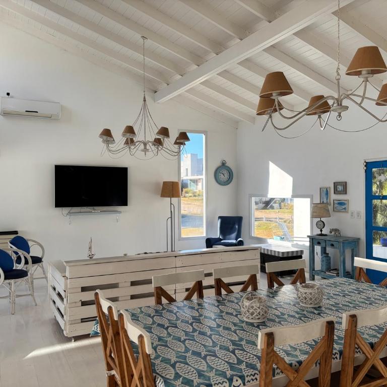 Casa luminosa con pileta y estilo mediterráneo en Costa Esmeralda - Casa de 3 dormitorios - 64