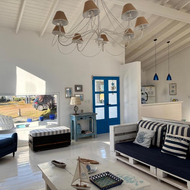Casa luminosa con pileta y estilo mediterráneo en Costa Esmeralda - Casa de 3 dormitorios - 61