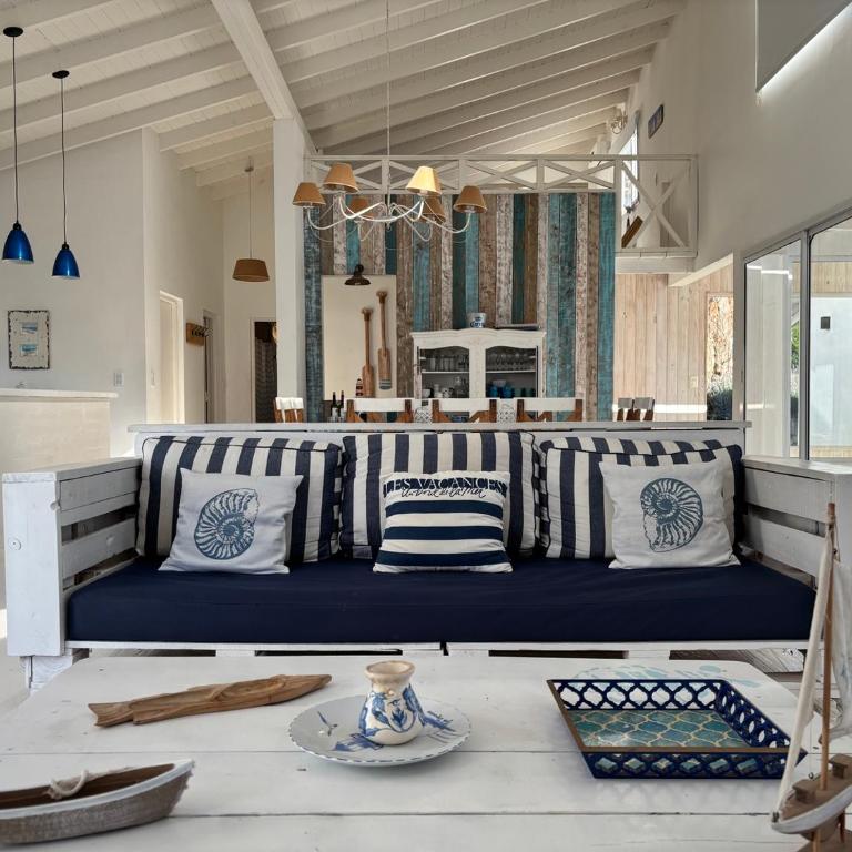 Casa luminosa con pileta y estilo mediterráneo en Costa Esmeralda - Casa de 3 dormitorios - 60