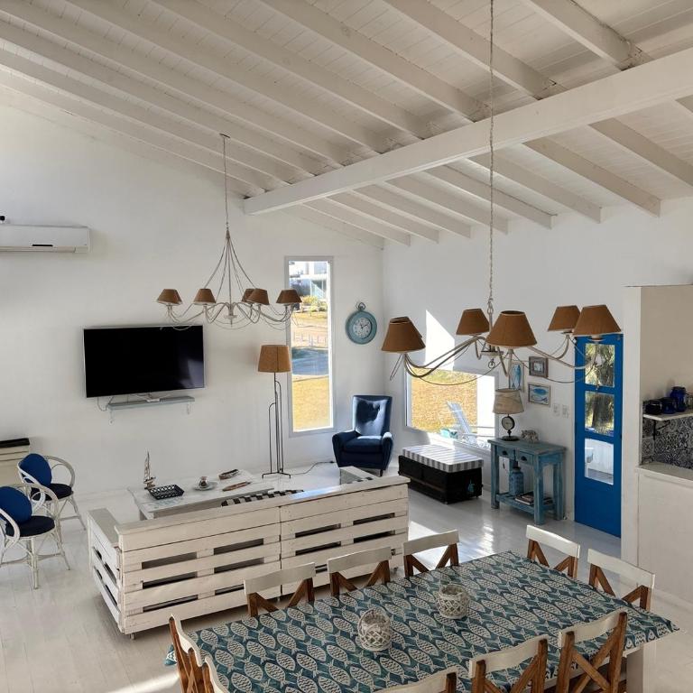 Casa luminosa con pileta y estilo mediterráneo en Costa Esmeralda - Casa de 3 dormitorios - 6
