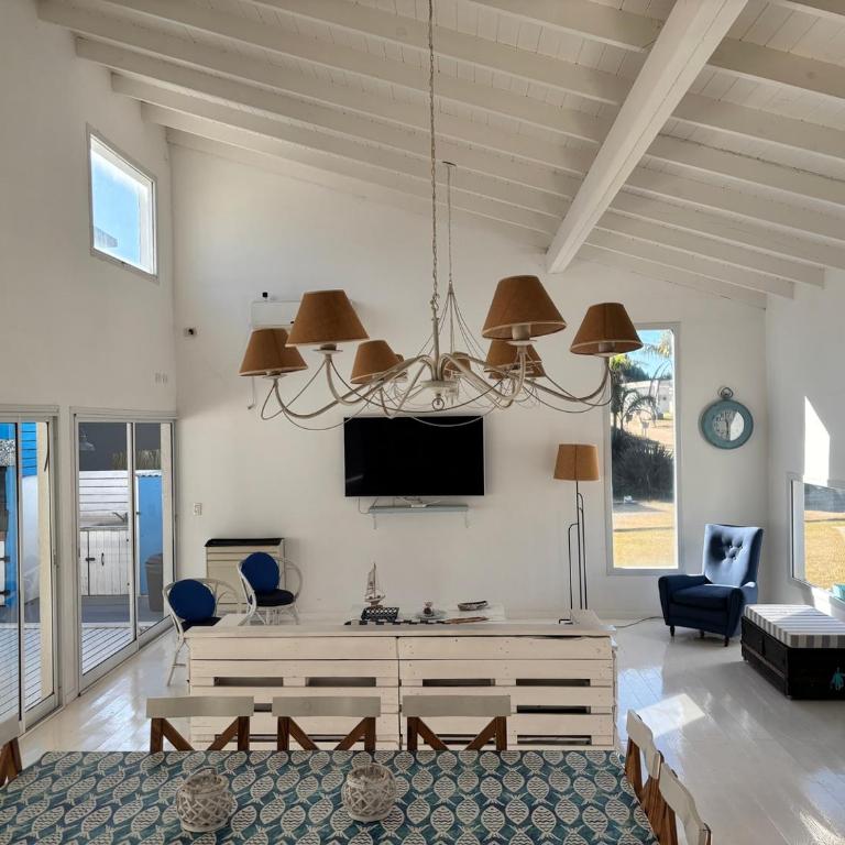 Casa luminosa con pileta y estilo mediterráneo en Costa Esmeralda - Casa de 3 dormitorios - 18