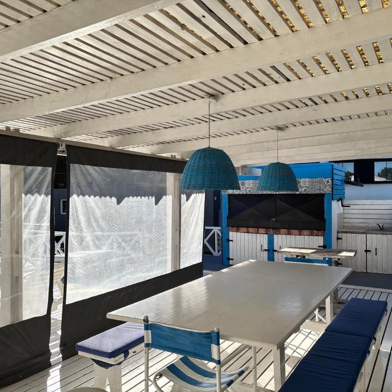 Casa luminosa con pileta y estilo mediterráneo en Costa Esmeralda - Casa de 3 dormitorios - 12
