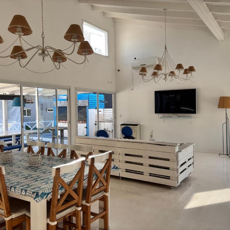 Casa luminosa con pileta y estilo mediterráneo en Costa Esmeralda - Casa de 3 dormitorios - 43