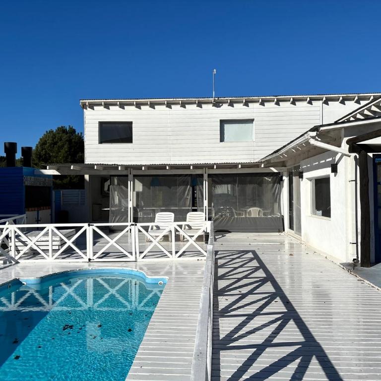 Casa luminosa con pileta y estilo mediterráneo en Costa Esmeralda - Three-Bedroom House - 17