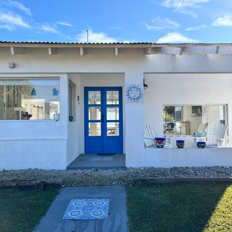 Casa luminosa con pileta y estilo mediterráneo en Costa Esmeralda - Casa de 3 dormitorios - 30