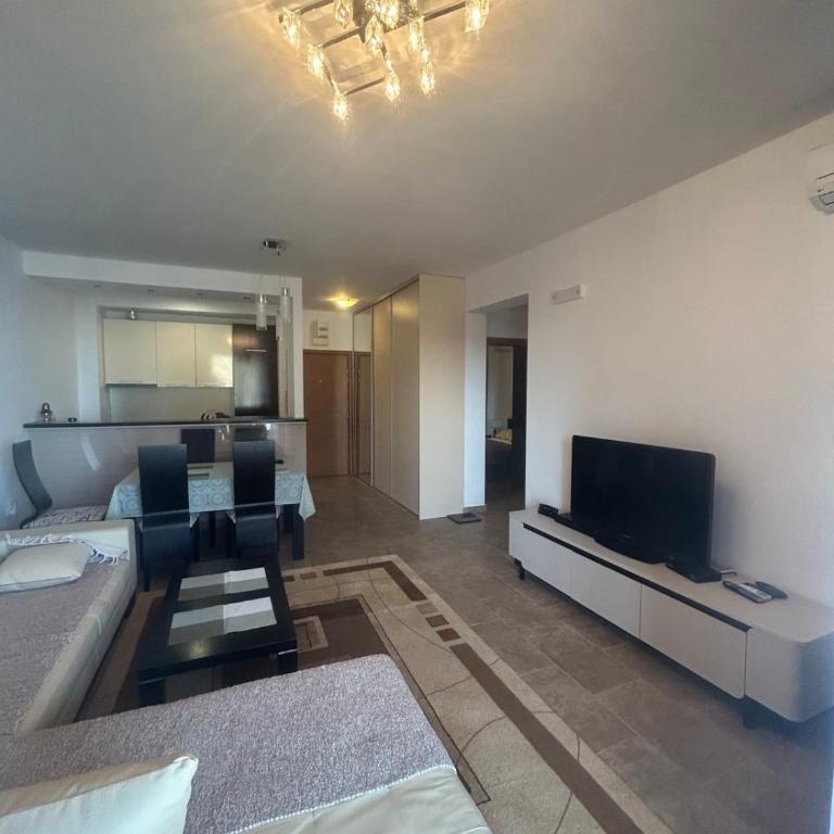 Sadutas Bečići - Two-Bedroom Apartment - 9