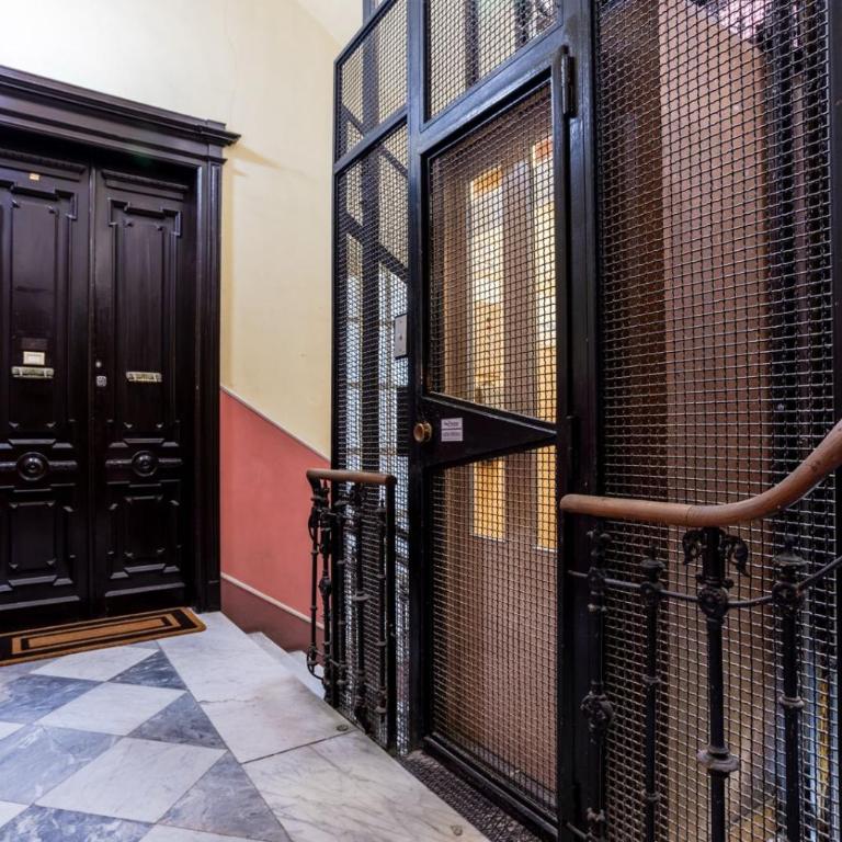 Garzia Rooms - Dimora Storica - Queen Room with Balcony and Street View - 4