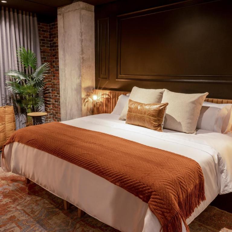 The Host Medellin - Deluxe King Room - 4
