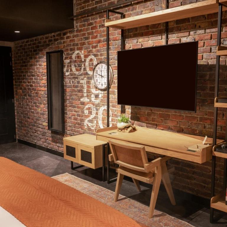 The Host Medellin - Deluxe King Room - 2