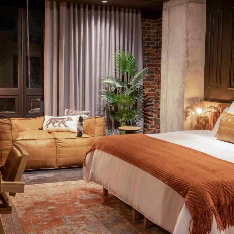 The Host Medellin - Deluxe King Room - 1