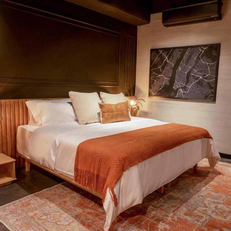 The Host Medellin - Deluxe King Room - 3